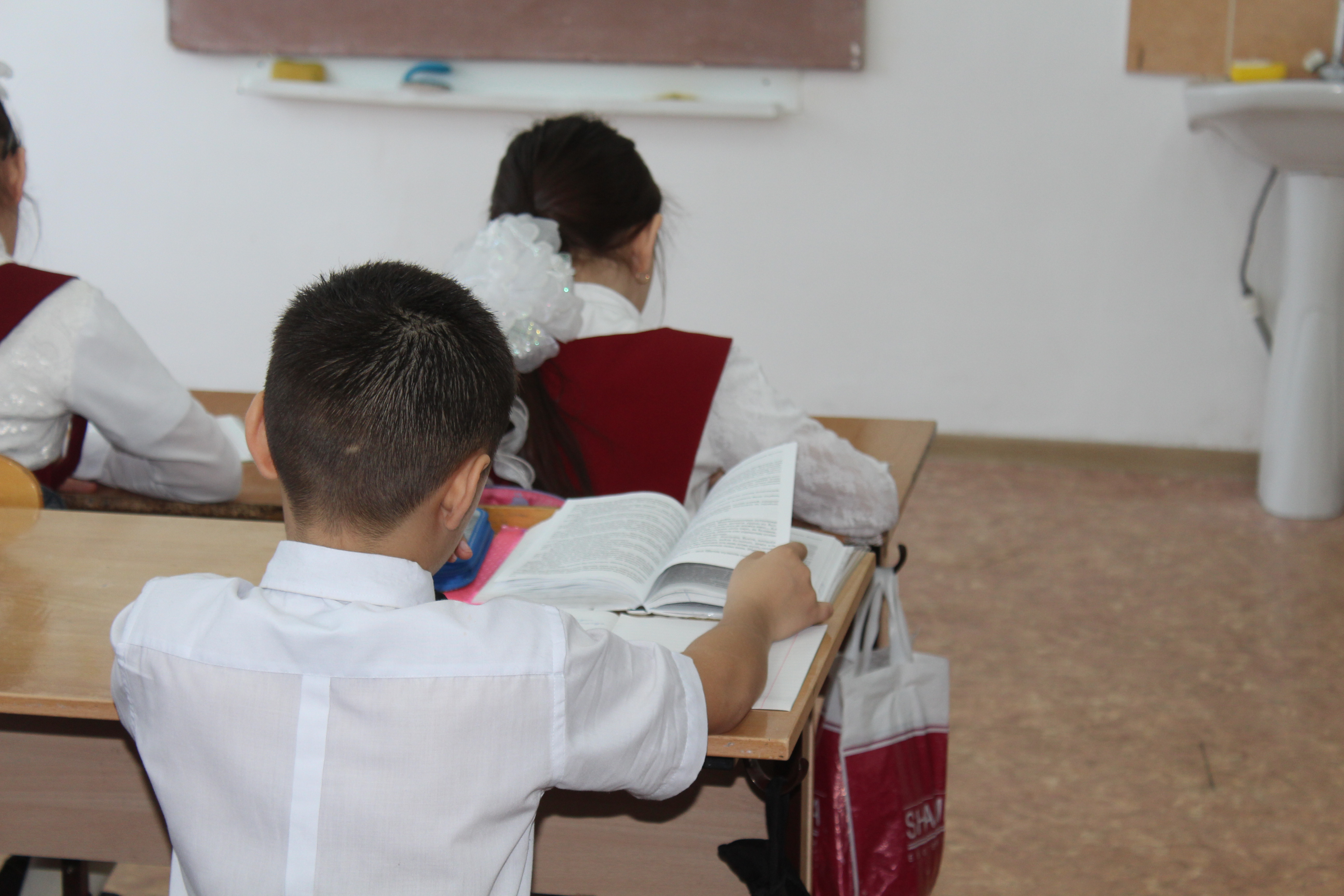 Казахстанцы могут получить штраф, если ребенок сидит на уроке в телефоне